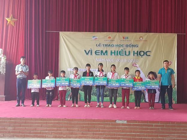 Nậm Pồ: Trao học bổng “Vì em hiếu học” cho 150 học sinh nghèo vượt khó